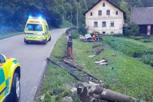 Řidič se svým autem smetl z cesty co se dalo. Zastavil se až v cizí zahradě