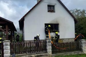 Požár rodinného domu ve Velkých Svatoňovicích, škoda přes milion