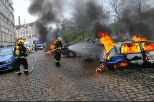 Bezdomovci jako žháři. Požárem byly poškozeny čtyři osobní automobily