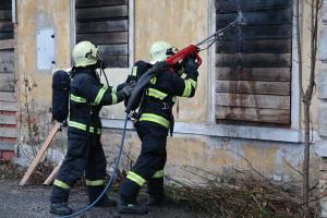 Cobra udeřila, nezastaví ji ani silné stěny budov nebo střechy