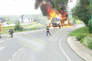 Hasiči likvidovali požár kamionu v obci Jičíněves