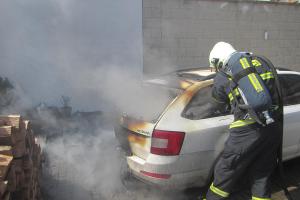 Přijel, zaparkoval a pak auto hasil. Hořel zadek vozu