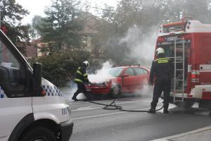 Od ohně k ohni. Během dvanácti hodin hasiči likvidovali čtyři požáry aut