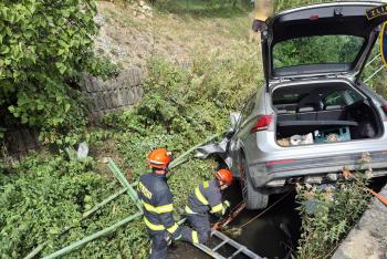 Auto skončilo v potoce, řidič zůstal zaklíněný uvnitř