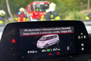 Hasiči na Děčínsku zasahovali u elektromobilu, který hlásil riziko požáru