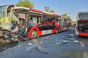 Srážka dvou autobusů u Lidic, sedmnáct zraněných
