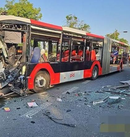 Srážka dvou autobusů u Lidic, sedmnáct zraněných