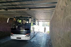 Autobus zaseknutý pod viaduktem