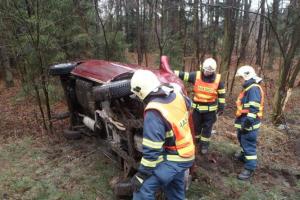 Jak vystřelené z praku. Auto najelo na štěrk a vyletělo mimo silnici