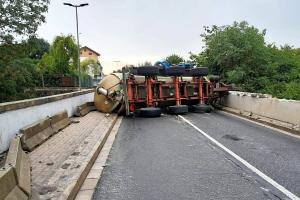 Traktor s cisternou zablokoval most v obci Mšené-lázně