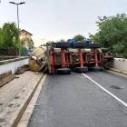 Traktor s cisternou zablokoval most v obci Mšené-lázně Traktor s cisternou zablokoval most v obci Mšené-lázně