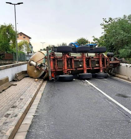 Traktor s cisternou zablokoval most v obci Mšené-lázně
