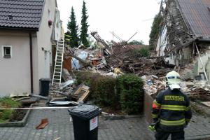 Výbuch zcela zničil rodinný domek v Kladně, v troskách zahynul člověk