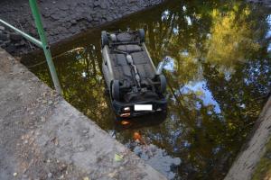 Auto v řece u Chudeřic na Teplicku. Kde je ale řidič?