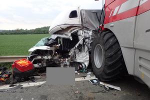 Kombajn nesklízel obilí, ale nabral dodávku. Její řidič těžce zraněn