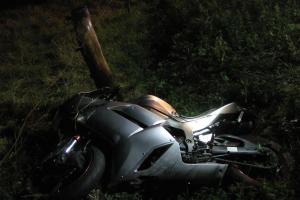Nezvládl to. Motorkář skončil i se svým strojem za svodidly, ale přežil