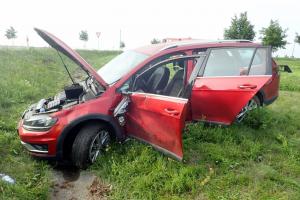 Kaskadér by to lépe nesvedl. Řidič obrátil auto na střechu a pak zpět na kola