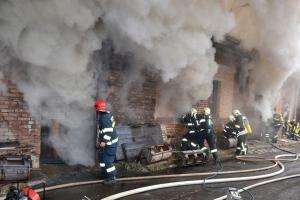 V Nejdku vyhořela truhlárna, předběžná škoda je pět milionů korun (VIDEO)