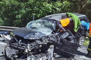 Dopravní nehoda osobního automobilu a dodávky na silnici č. 35 u obce Gruna