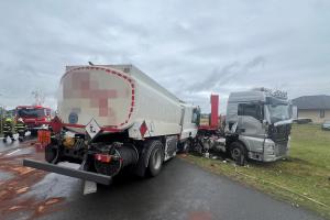 U Větrušic došlo ke střetu dvou nákladních automobilů, jeden řidič byl zraněn