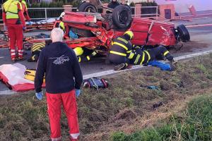 Po dopravní nehodě v Kuníně museli hasiči vyprostit zaklíněnou osobu