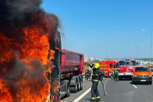 Hasiči likvidovali požár nákladního automobilu na dálnici D1