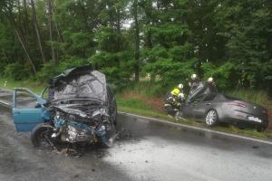 Zmuchlané plechy a oheň k tomu. Auto po nehodě hořelo