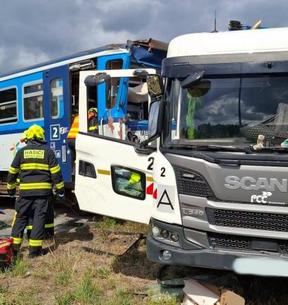 V Prostějově při střetu vlaku a nákladního auta došlo ke zranění sedmi osob