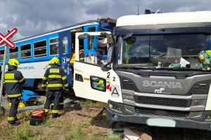 V Prostějově při střetu vlaku a nákladního auta došlo ke zranění sedmi osob