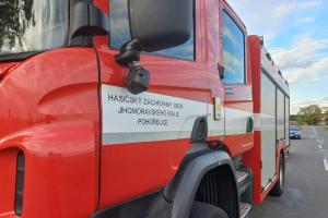 Srážka osobáku s motorkářem. Na Pohořelicku zemřeli dva lidé