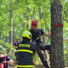 Hasiči zachraňovali paragladistu po nouzovém přistání v koruně stromu Hasiči zachraňovali paragladistu po nouzovém přistání v koruně stromu