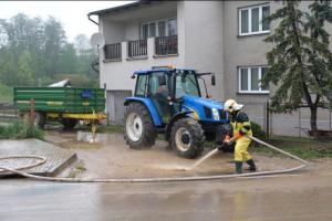 Pršelo, jen se lilo. Obcím zaplaveným bahnem pomáhají hasiči (VIDEO)