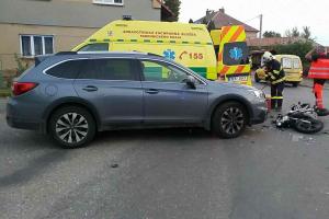 Stáli při něm všichni svatí, kteří v obci byli. Motorkář nehodu přežil