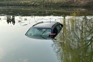 Po nehodě skončilo osobní auto v retenční nádrži u Komerční zóny Jažlovice