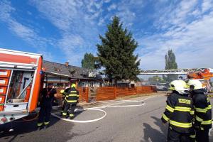 Požár přeskočil z osobního vozidla až na garáž a podkroví rodinného domu