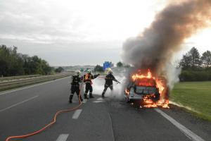 Drama jak v akčním filmu: Cestou do porodnice vzplálo rodině auto