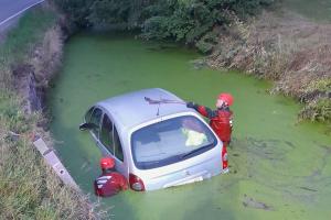 Hasiči opět lovili auto ze Štítarského potoka u Městce Králové