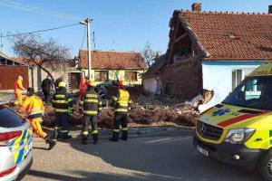 Na mladého muže se v Šakvicích zřítila zeď. Na místě zemřel