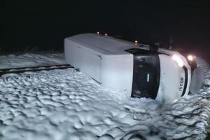 V Chornici na Svitavsku skončila dodávka na kolejích a na boku