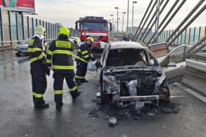 Na Jižní spojce hořel osobní automobil, silnice byla v době zásahu neprůjezdná