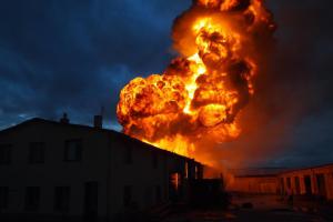 Při požáru skladu na Nymbursku explodovaly sudy s toluenem