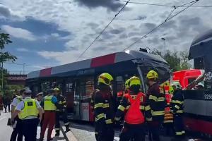 V Praze se čelně srazil autobus s tramvají: Osmnáct zraněných