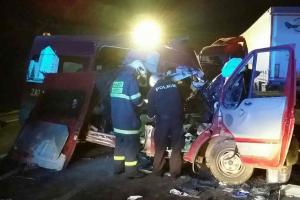 Tragicky skončil střet kamionu s dodávkou. Cestovalo v ní osm lidí (VIDEO)