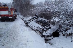 V Rumburku vytahovali hasiči auto z příkopu