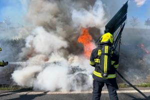 Hasiči likvidovali v Hostivici požár osobního auta