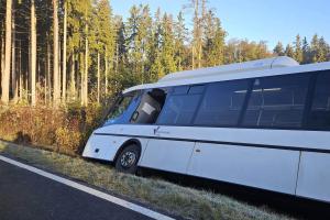 Náklaďák na namrzlé silnici II/198 vytlačil autobus mimo komunikaci