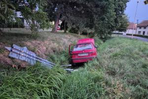 Auto skončilo v potoku. Řidič nikde, hasiči na místě