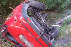 Hasiči zasahovali u havárie osobního vozidla, které skončilo na boku v příkopu