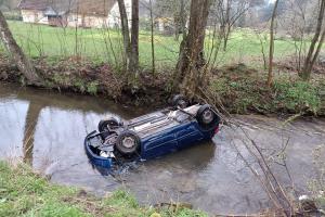 Hasiči lovili auto havarované do potoka, jedna osoba byla zraněna