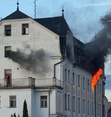 Požár výškové budovy v Šumperku si vyžádal deset zraněných